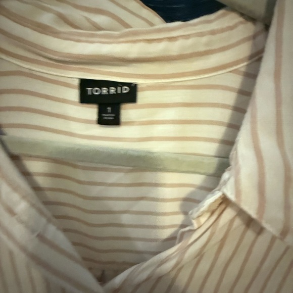 TORRID Set of 2 Textured Button-Up ShirtS - Picture 4 of 6